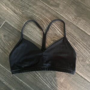 Black FLEO sports bra